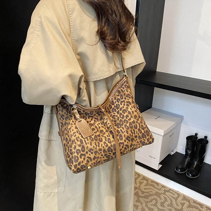 Leopard print shoulder bag with large capacity for women.